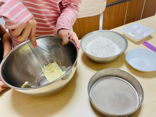 バターをクリーム状にする方法 ❁ ふわふわサクサクのコツ♪小麦粉だいすき