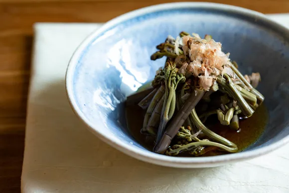 わらびと薄揚げの煮物 わらびのアク抜きの方法もご紹介クラシル
