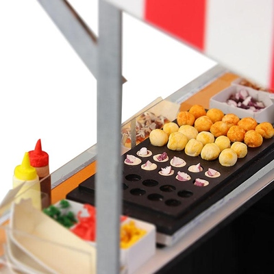 新聞紙でたこ焼き製作夏祭りの定番、たこ焼き製作です。新聞紙や画用紙、お花紙と、色んな素材の感触を味わいながら楽しく作りましょう♪準備するもの・画用紙 黄色、茶色・新聞紙 ・お花紙 ・絵の具 茶色・筆、パレット ・折り紙 ・つまようじ ・両面テープ