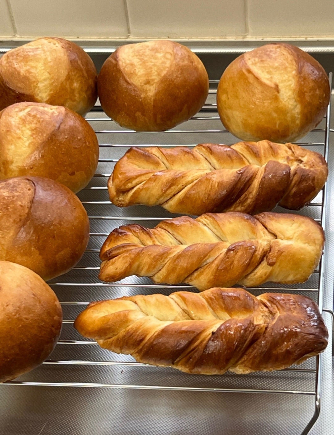 工場直送焼き立てパンが並ぶ安心とおいしさを届けるパン屋！ 2023.08.22札幌市のパン 角食LABO -札幌のお店・イベント、動画やレシピ情報ふりっぱーWeb