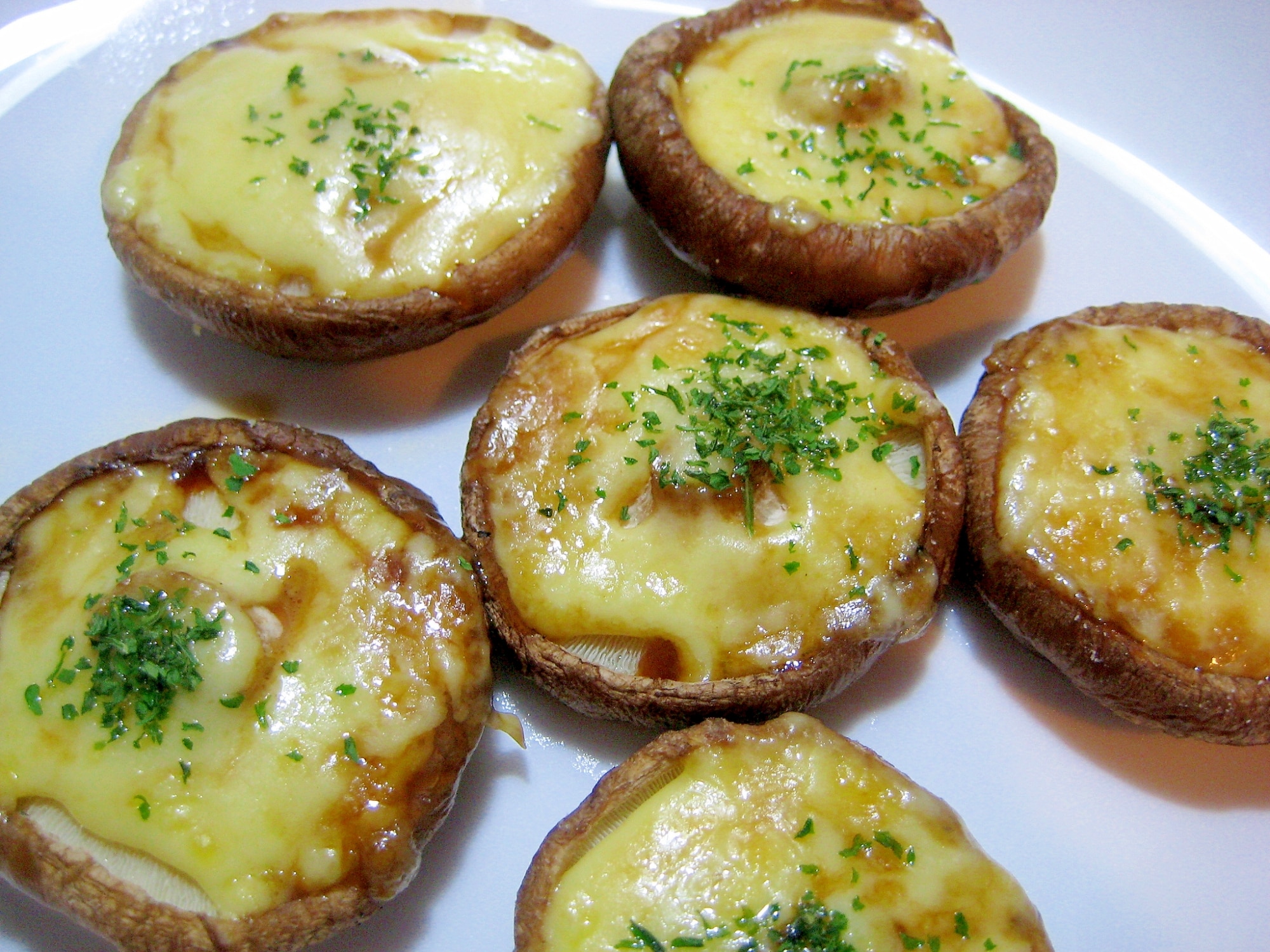 美味しそうにご飯をかき込む人：イラスト無料