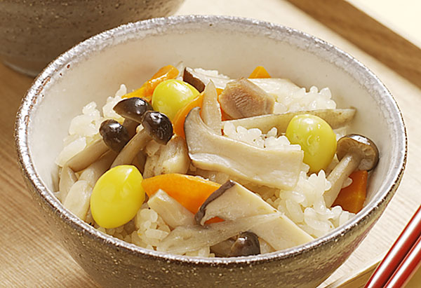 🍄きのこ嫌いもパクパク食べた！, えのき鶏団子スープ🍲, 「きのこ嫌いで全然食べない😭」ってことない？, このスープなら大丈夫🙌,えのきを細か〜く刻んで、ひき肉と混ぜると , 粘りが出てふんわり鶏団子に✨, きのこ独特の食感が気にならず、, 子どももペロッと食べてくれるよ☺️,春雨入りでボリュームも満点！, 我が家はショートタイプを使ってます🍴, 👩‍🍳材料 2〜3人分 ,鶏団子 ,