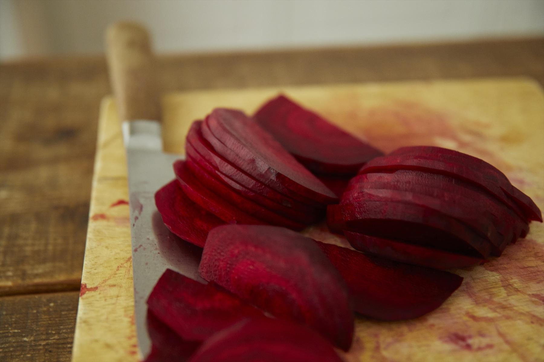 真っ赤な野菜「生ビーツ」のレシピ3品。揚げもの、スープ、ピクルス。おもてなしにも◎三越伊勢丹の食メディアFOODIE フーディー
