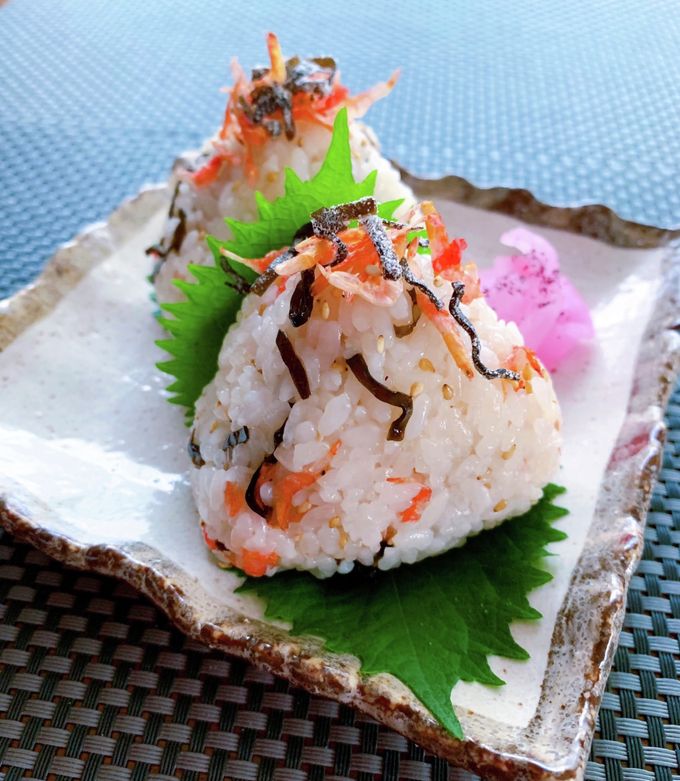 Amazon.co.jp:ナレッジ 塩シリーズ香ばしいエビの風味 ピリ辛エビ塩 １００ｇ 賞味期限2023 09 20 : 食品・飲料・お酒