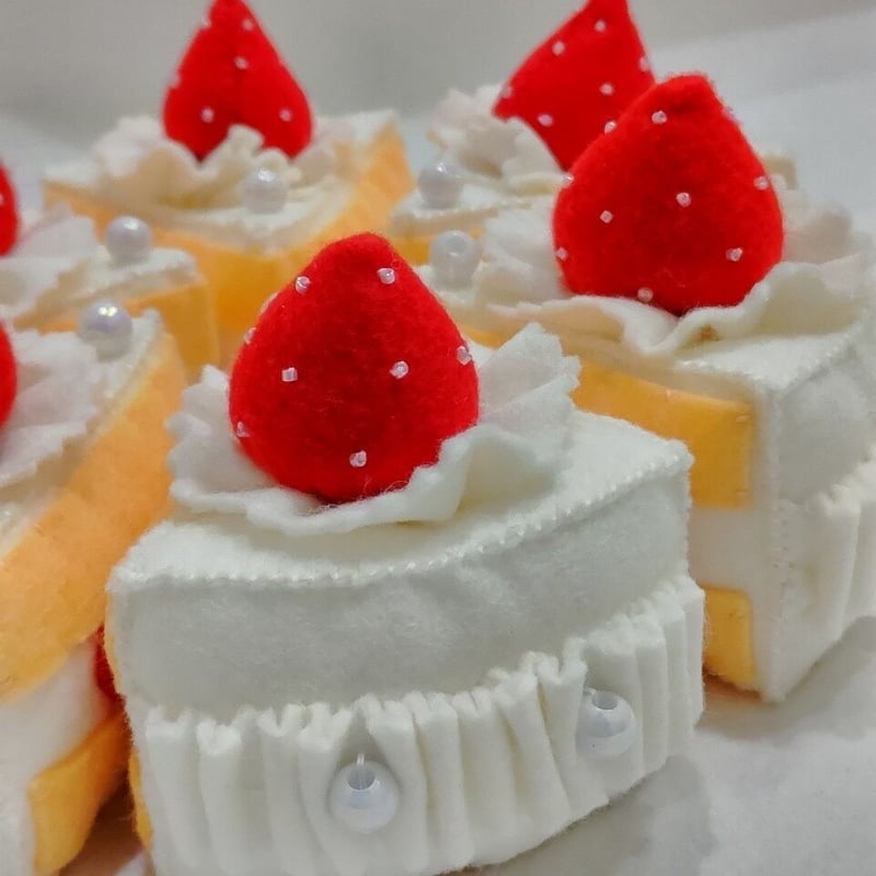 苺いちえ♪様 羊毛フェルト オーダー こいのほわり いちご 羊毛フェルト