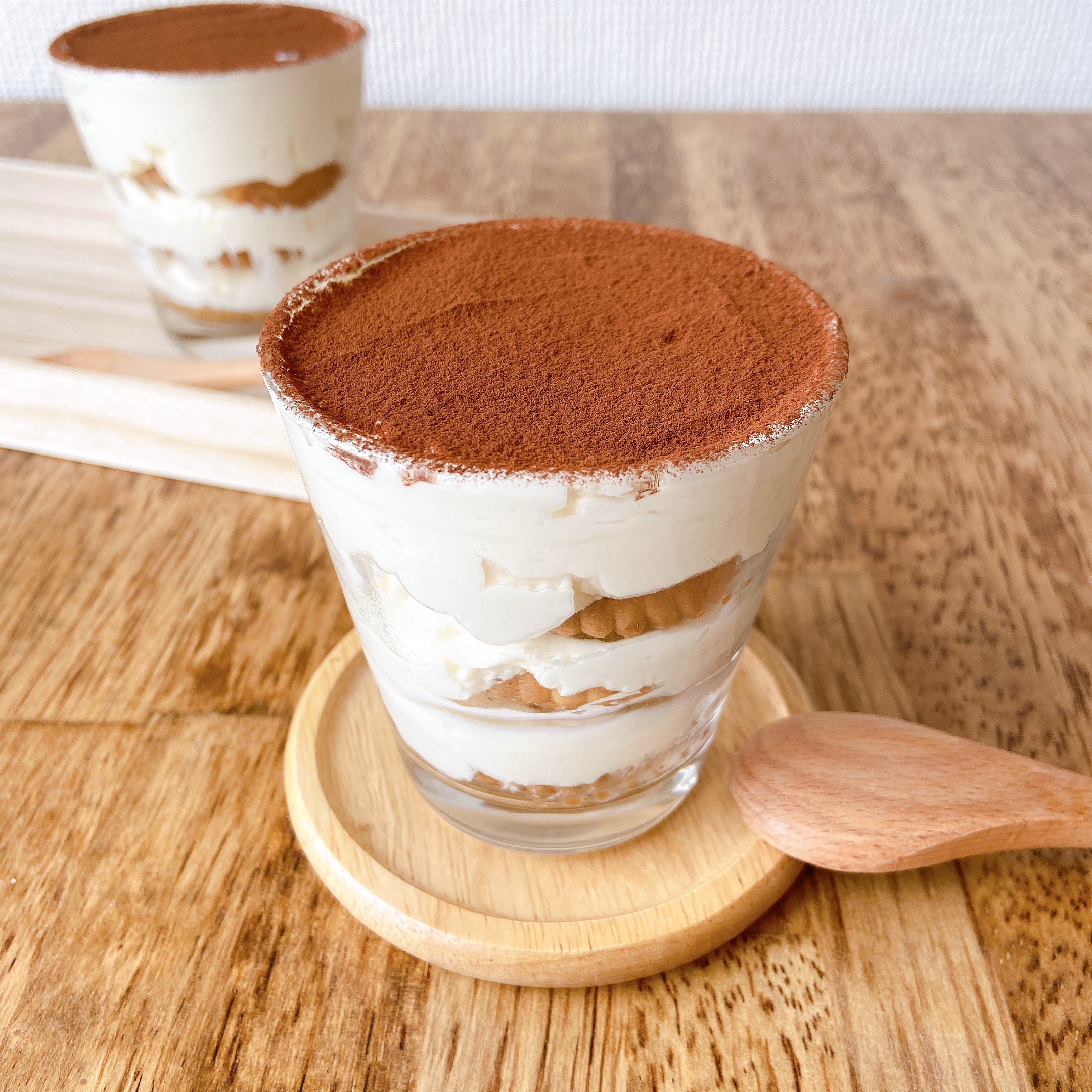 ティラミスクリームの作り方, マスカルポーネを使わないお手軽レシピです。ラム酒は入れなくても作れます。,材料 ※1~2人分, クリームチーズ 20g, きび砂糖10g, ラム酒小さじ2, 生クリーム60g,作り方 , ① ボウルに生クリーム以外を入れ、ヘラでよく混ぜる。, ②別のボウルに生クリームを入れ、氷水で冷やしながらふんわりするまでハンドミキサーで泡立てる。, ③