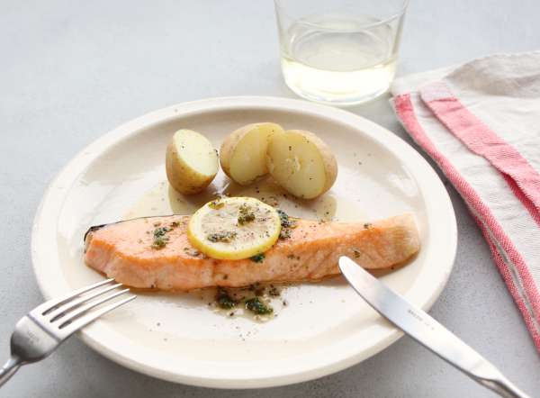生鮭や冷凍鮭をフライパンで焼こう！ふっくらと焼き上げるコツも紹介食・料理オリーブオイルをひとまわし