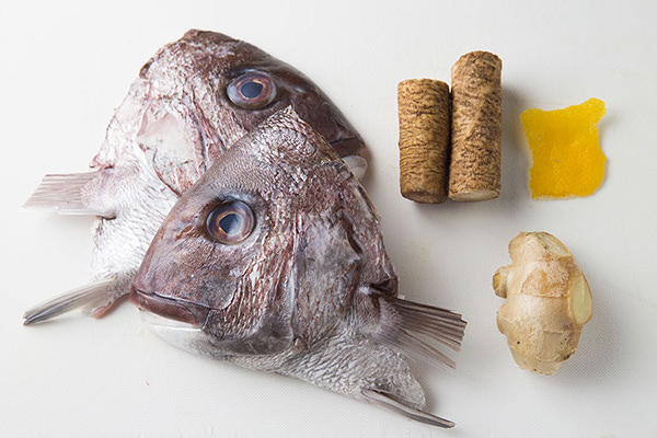 鯛あら炊き 、 真鯛の握り寿司のあらを使いました。 - 魚料理と簡単レシピ