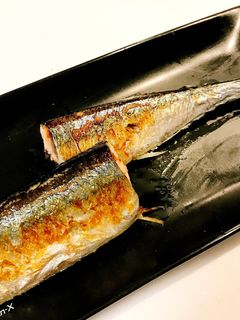 さんまはフライパンできれいに焼ける。さんまの塩焼きおっさんひとりめし