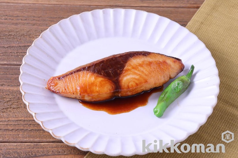 ブリが驚くほど美味しくなる「ブリの照り焼き」, ▪️どんなことでもコメントしてもらえたら嬉しいです☺️,材料 4人分, ブリの切り身4切れ,白ネギ1本, 生姜15g, 塩少々, 薄力粉適量, サラダ油 . 大さじ1.5,照り焼きだれ , 料理酒大さじ3,みりん大さじ2, 醤油大さじ2, 砂糖小さじ2,ぶりの照り焼き ,