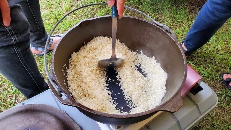 ダッチオーブンで作るパエリアレシピ キャンプで作ろう！初心者でも簡単に美味しく作れるレシピをご紹介 3ページ目- ハピキャンキャンプ ・アウトドア情報メディア