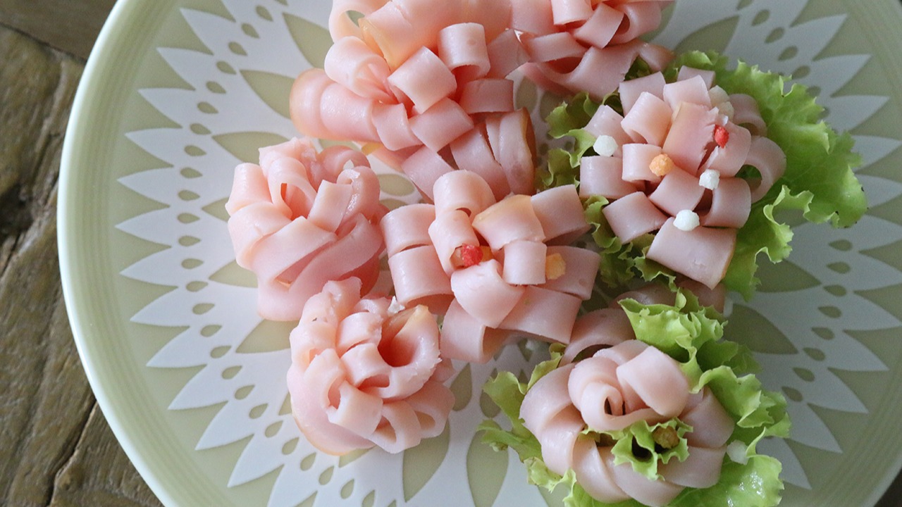 ❤️ 花ハムの作り方🌼💗 4月からお弁当が始まる方もたくさんいると思うので再び投稿✨材料サラダにそのままソーセージ推奨⭐️ロースハムだと薄切りがおすすめです☺️💗お弁当簡単レシピハム花ハムお花見ピクニックお弁当作りおかずFood Foodporn Foodgasm Foodie Instafood pokemon