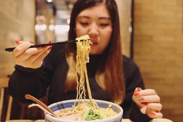 レストランでラーメンを食べる若い女性の写真素材・画像素材 Image 78703421