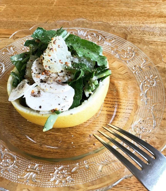 焼きマッシュルームとヤギのチーズとルッコラのサラダ