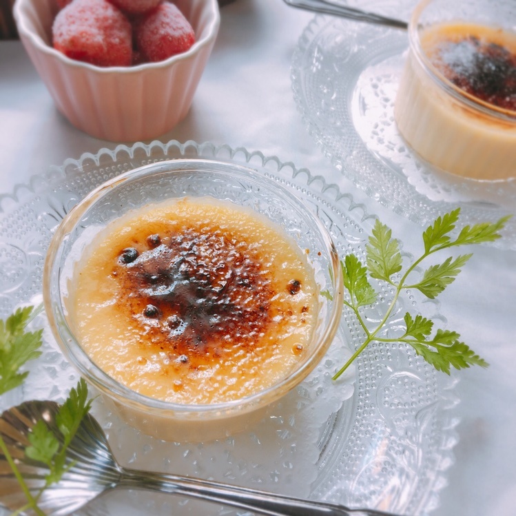 基本のクリームブリュレの作り方 How to make basic creme brûlée 卵黄と生クリームが濃厚なとっても美味しいクリームブリュレです。グラニュー糖をバーナーで香ばしく焼いたカラメルソースはパリパリとして 濃厚なプリンととても合って美味しいですよ♪ Caramel sauce