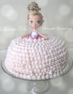 ラプンツェルケーキ👸🏼🎨💜 人生初のドールケーキ!ずっと作ってみたかった🥺 可愛すぎるしインパクトすごくてみんな喜んでくれました🥺🩷お人形を刺すことに抵抗がありチョコやクッキーにするか悩んだのですが、今回は姪っ子の誕生日ケーキということでリアルな方が姪