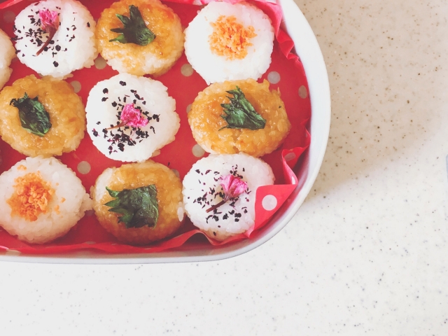 おにぎり🍙@aoi_eiyougohanさんの投稿をお借りしました 給食の先生が作る愛されごはん🍳→@aoi_eiyougohan栄養バランスばっちり！おにぎり4選🍙おにぎりの具何にしよう、、、 手軽に栄養も摂りたい、、、って時でもたんぱく質をプラスするだけで手軽に栄養が