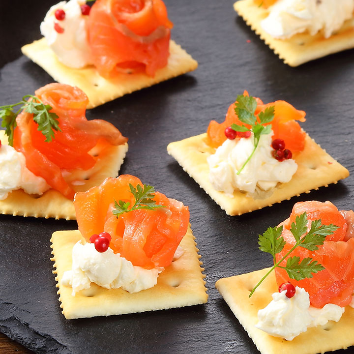 スモークサーモンと生ハムのフラワーカナッペ