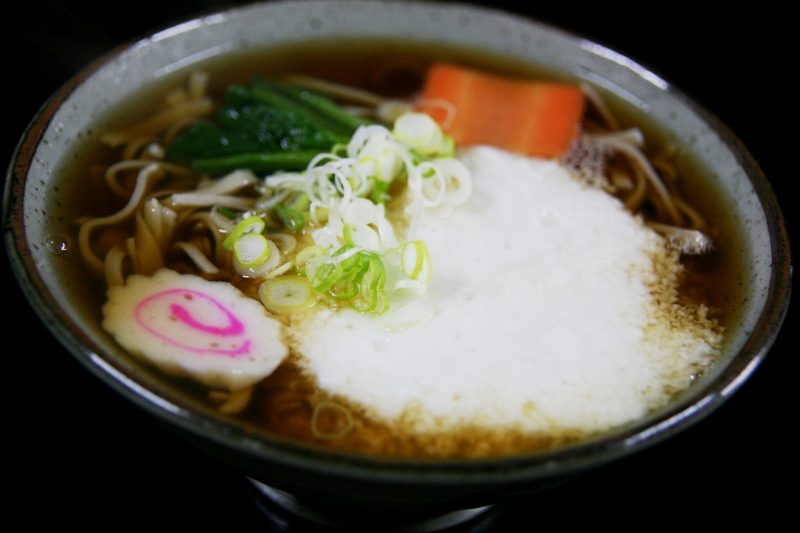 山かけ蕎麦 卵入り1180円 ・ とろろたっぷりの温かいお蕎麦です。 つゆをふくんだふわふわのとろろが蕎麦によく絡みます。山菜・わかめ・板つけも添えて、食べ応えのある1杯です💮 山かけ蕎麦 卵なし1100円もございます！ ・ ・ 📍長野県上田市大手2-7-6電話番号