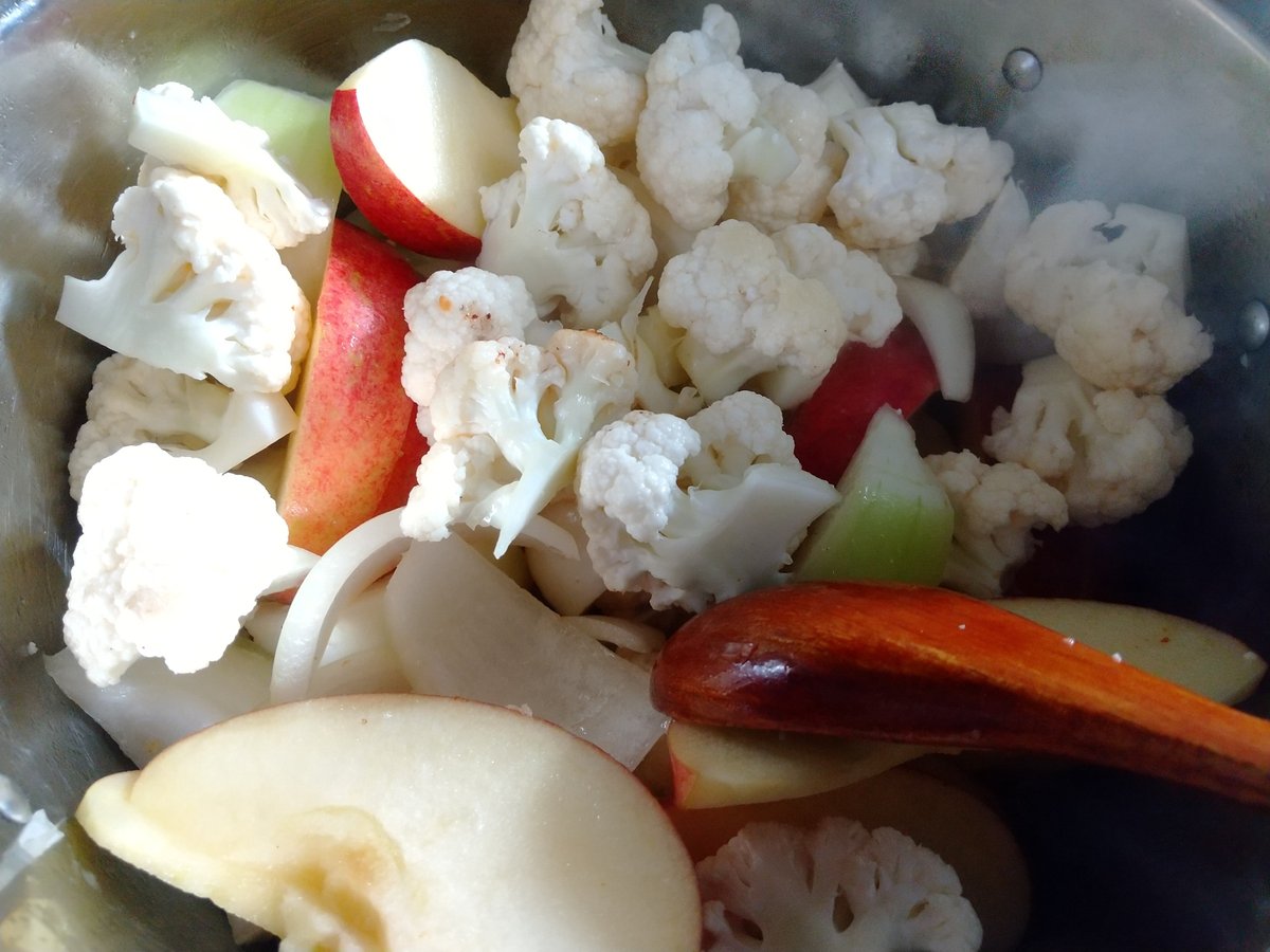 豚肉のカリフラワー&りんご煮つちだなごみ┃写実クロスステッチ作家