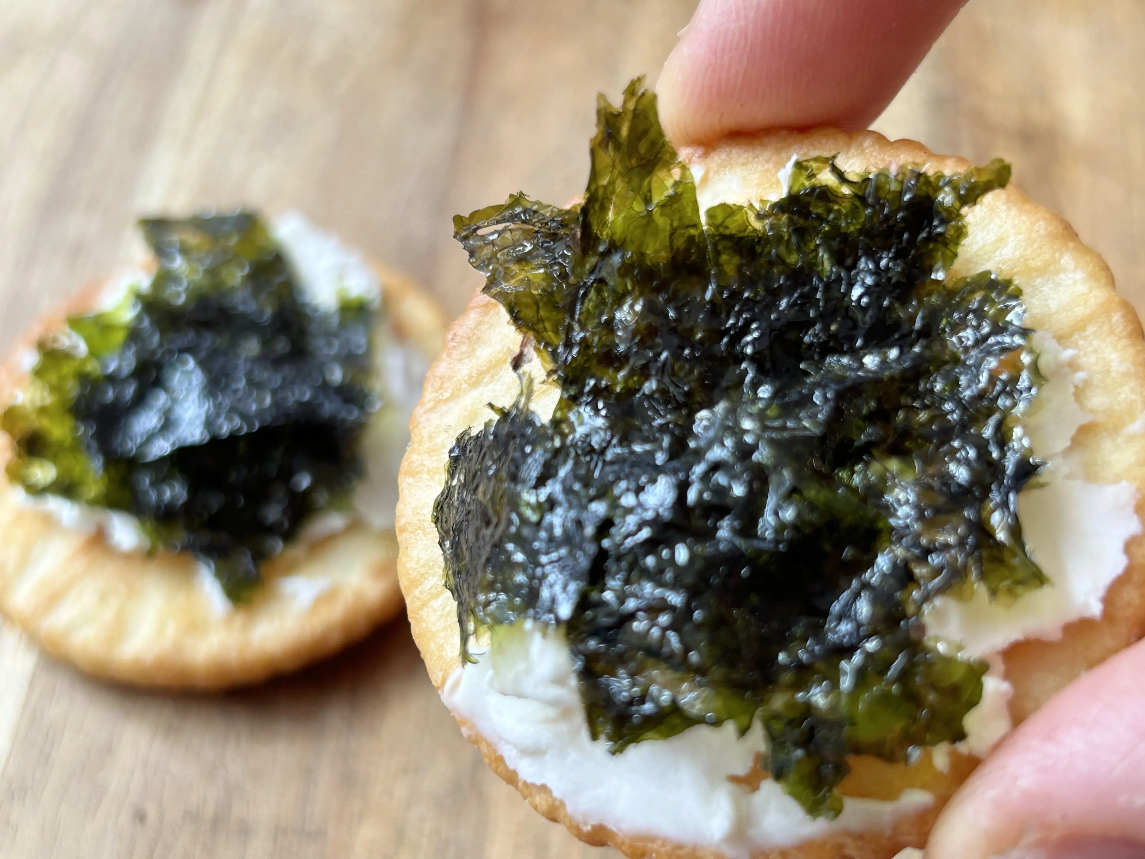 週末キッチン 101話 簡単のっけるだけ！夫婦で大人なリッツパーティ！～ズボラ夫婦のグダグダ料理～ 漫画飯再現