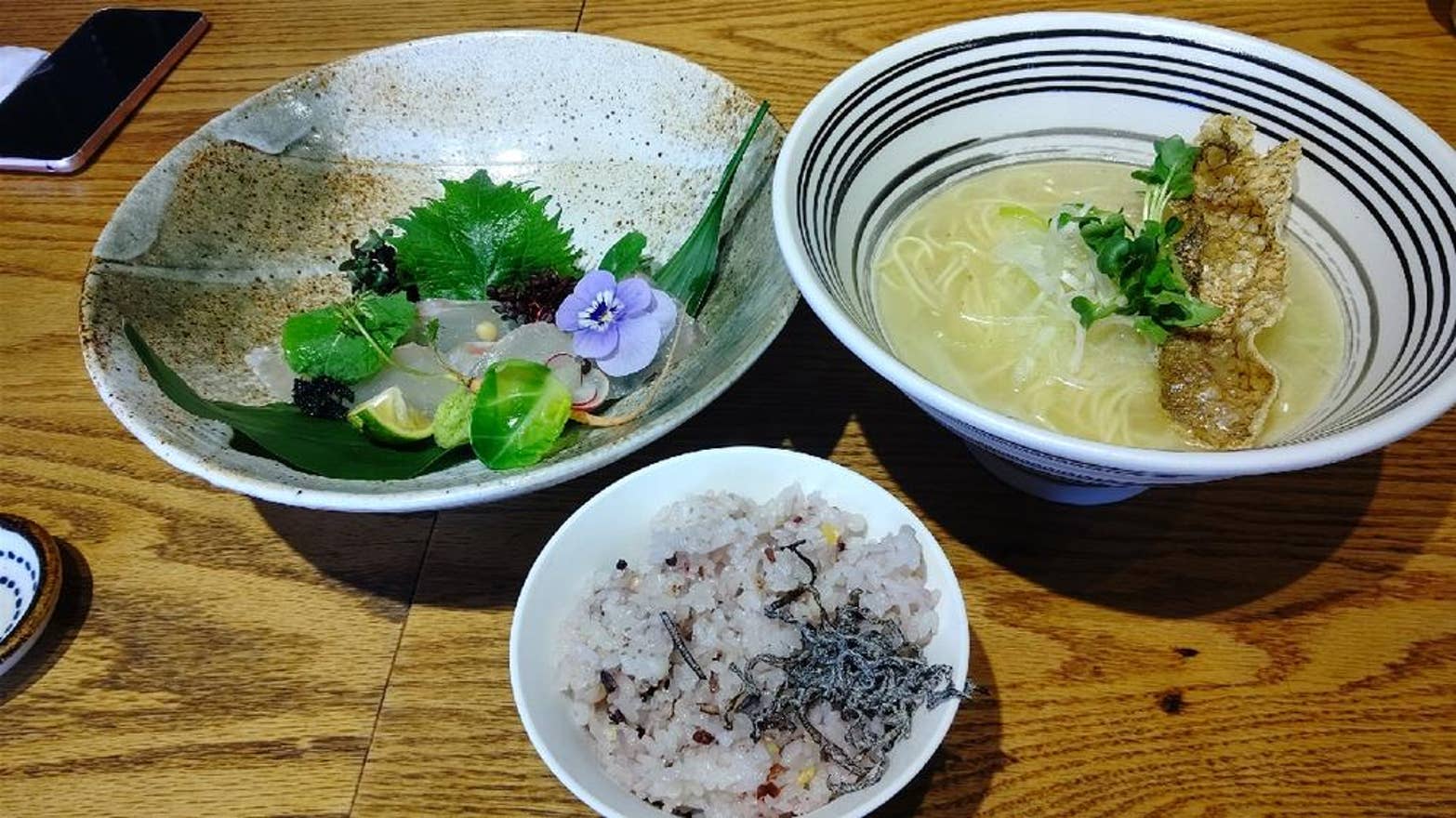徳島ラーメン『黄系』の元祖を掲げる人気ラーメン店！ 支那そば 三八 黒崎店徳島県鳴門市日本全国食べ歩き