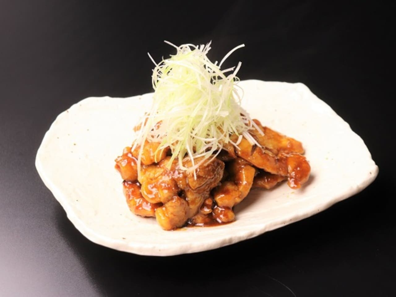 今日も四日市トンテキ風。馬鹿ウマです。 甘めの味付けが四日市トンテキ風になると思う。 四日市トンテキ風たれ ウスターソース 大2 醤油 大1 みりん大1 砂糖 中1 焼いたトンテキとニンニクにかけて煮詰めて完成トンテキトンテキレシピ四日市トンテキ四日市