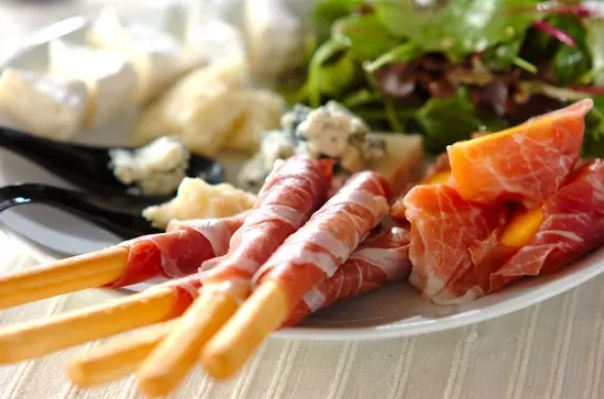 ちぎって和えるだけ！「モッツァレラチーズと生ハムの簡単パスタ」レシピ 近藤幸子さんの「おやこおやつ」