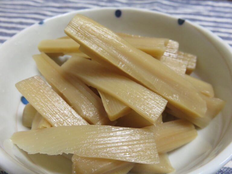 料理人48年が伝授 筍を綺麗に切るコツ↓, ①筍を湯がいたら、皮を取っていきます。,②剥いていくと柔らかいところが見えてくるので、そのタイミングで剥くのをやめて、根っこの固い部分を取ります。, ※お箸で削るように取ってください🥢,③手の感覚で硬いところが大体分かるので、そこを包丁で剥き、根っこの部分を薄く切ります。,④縦に半分に切り、穂のところの境い目が分かるのでそこを切ります。,