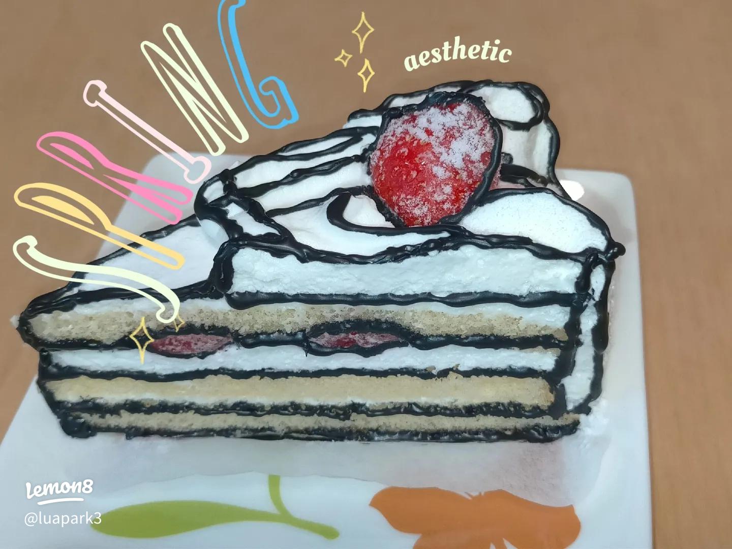 お菓子の作り手として 3号デコレーションケーキの需要ってあるの？ と疑問に感じていたのですが 「そもそも作っている所が少ないし大げさでないサイズ感と特別感がいいんです」と言われ 9cmのスポンジを3号のケーキに変える事が とても楽しくなりました😊バースデー