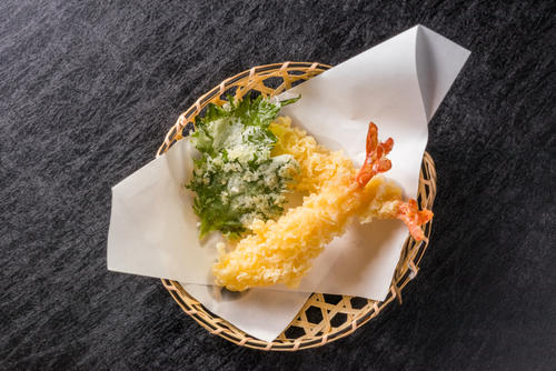 スーパーのお総菜天ぷらをおしゃれに盛り付け, 熱々で香ばしい揚げ物が食べたい、, と思っても, 二人分程度の少量だと、,揚げるのが少し面倒に感じること, ありますよね。, そんな時に、, デパ地下やスーパー, の揚げ物コーナーで, ちょうど良いボリュームの,盛り合わせを見つけるとラッキー!, ルンルンで買って帰ります。, 今日はさっぱりと, 抹茶塩でいただきます。,