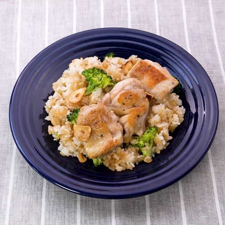 使うのはスキレットだけ！簡単に作れる「ボリューム満点ガーリックチキン」料理・レシピBE-PAL キャンプ、アウトドア、自然派生活の情報源ビーパル