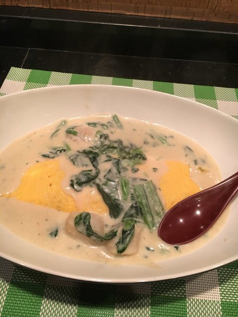 オムライス専門店タンポポ」は、八尾南駅近くにあるアットホームなお店🍳✨店内は懐かしい音楽が流れ、キャラクターグッズや金魚の水槽があり、お子様連れでも楽しめる雰囲気です🎶🐠 オムライスの種類はなんと40種類以上！サイズも5段階から選べるので、小食さんから