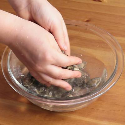 アサリの正しい砂抜き方法とジャリッとしないコツを鮮魚店三代目が解説！ - くふう トクバイニュース