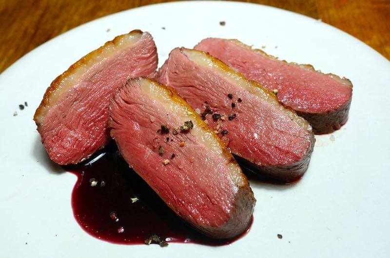 楽天市場 合鴨のロースト ローストカナール200g 鴨胸肉 鴨ロース ダックブレスト 鴨肉 ロースト 解凍後 スライスするだけで食べられる簡単調理 鴨南蛮 燻製に -D002R : ミートガイ