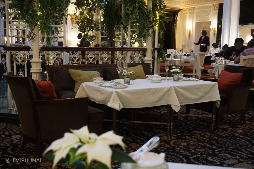 Afternoon Tea @thesavoylondon サヴォイでアフタヌーンティー🫶🏻友達がお誕生日だったので、プレートを出していただきました🎂会場はとても煌びやかで、ケーキもスコーンも美味しかった!カップ&ソーサーと天井が同じデザインで感動🥹✨ 画像5.6枚目サヴォイホテル