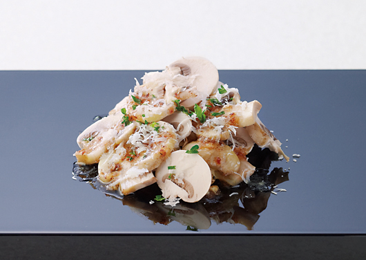 食堂サムシン生でサラダ感覚で召し上がれる ディナーの超人気メニュー 『マッシュルームとスペインチーズ』 日本で一番古いマッシュルーム生産者である千葉県芳源マッシュルームさんのジャンボマッシュルームTVでも取り上げられました とマンチェゴチーズを