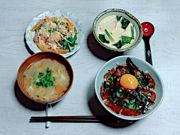 「まぐろとアボカドのポキ丼」の献立