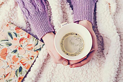 カップを持つ手 11038013301 の写真・イラスト素材アマナイメージズ