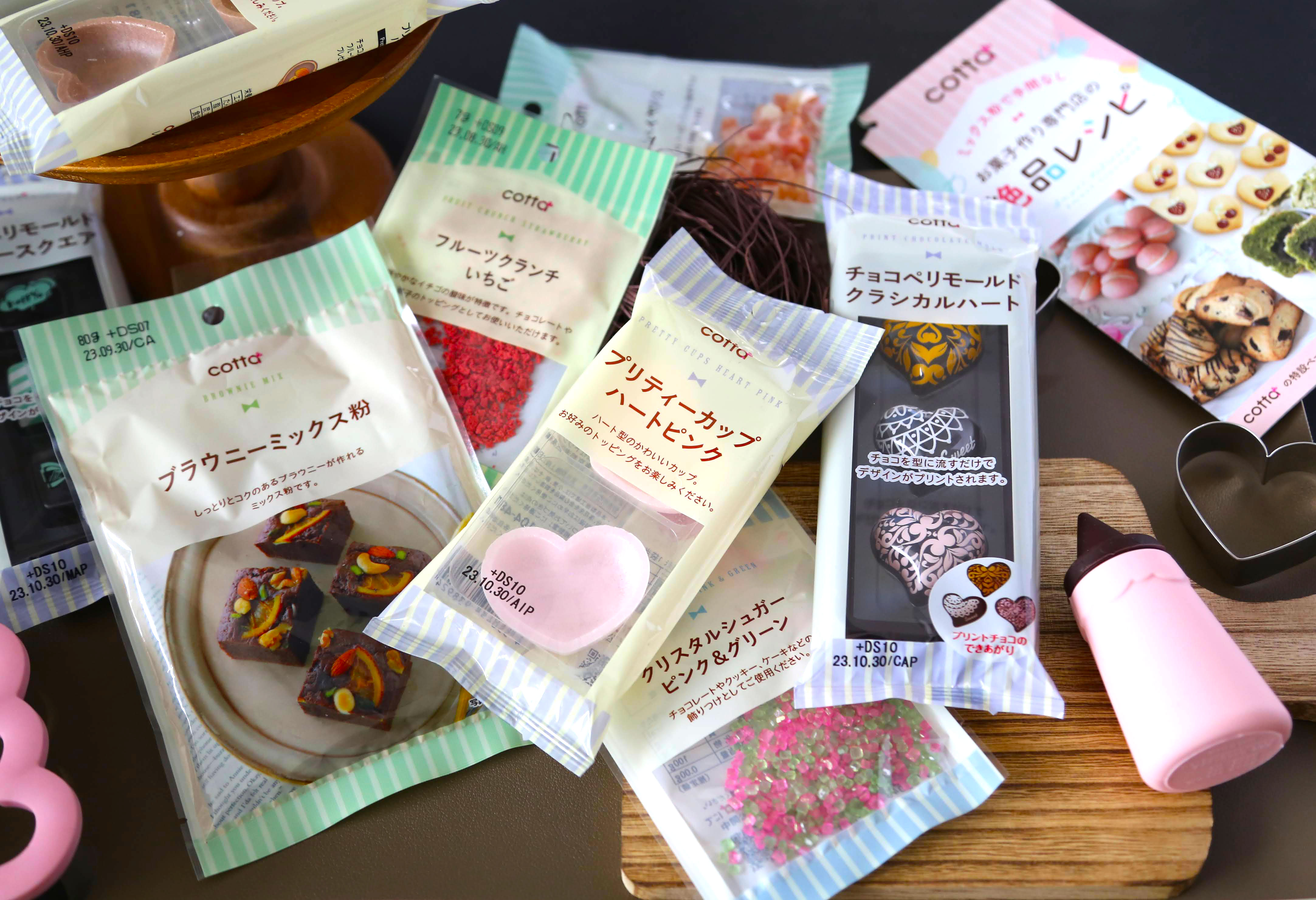 製菓・製パンの材料を販売するcotta ＠cotta_corecle の監修しているダイソーのチョコレートペンを使用して、バレンタインにぴったりなショコラフィナンシェを作ってみました。ダークチョコのテンパリングが終わったら、そのお湯にポーンとつけておけば使いたいときに