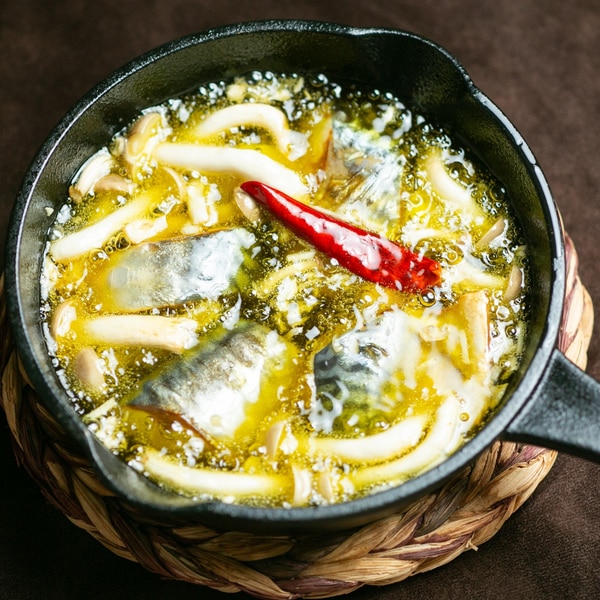 さばとマッシュルームの黒アヒージョ缶”で作る、さばと里芋れん根の黒アヒージョ☆』 ☆レシピ調理時間 約20分①小鍋またはスキレットに、オリーブオイル、“さばとマッシュルームの黒アヒージョ缶”のオイルを入れ、皮をむき2.5〜3cm角に切った里芋、れん根を弱火で15