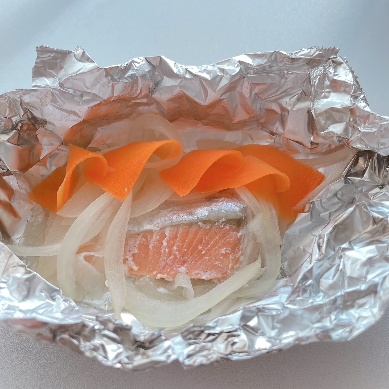 失敗しない塩鮭の焼き方 フライパンで簡単！ふっくらやわらかに焼き上げるコツ - くふう トクバイニュース