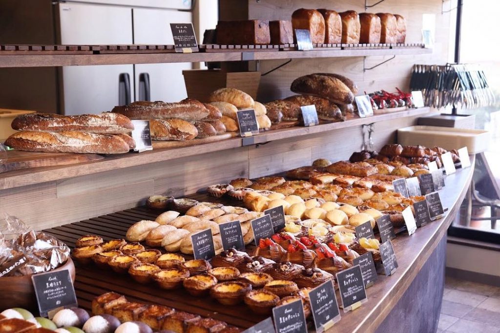 工場直送焼き立てパンが並ぶ安心とおいしさを届けるパン屋！ 2023.06.20札幌市のパン 角食LABO -札幌のお店・イベント、動画やレシピ情報ふりっぱーWeb