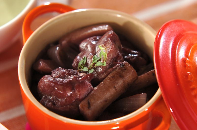 フライパン一つで作れる鶏肉の赤ワイン煮の作り方 コックオーヴァン - EMOJOIE CUISINE えもじょわキュイジーヌ