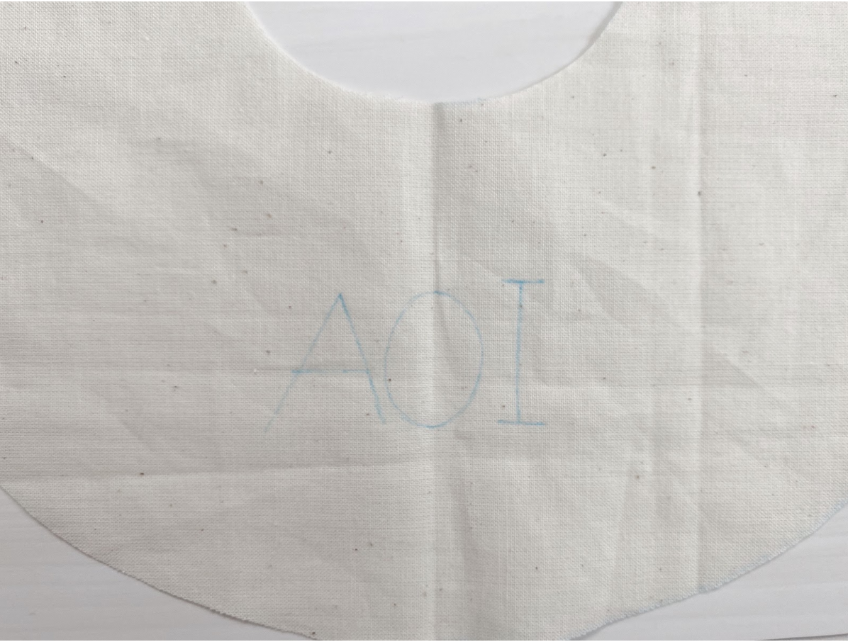 季節の花を刺繍したスタイ