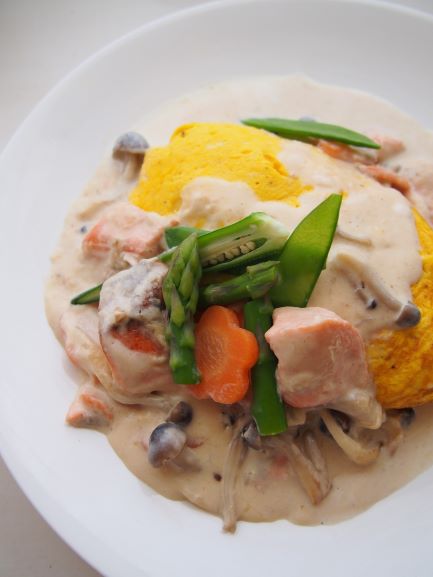 簡単！鮭とほうれん草のクリームオムライスレシピ