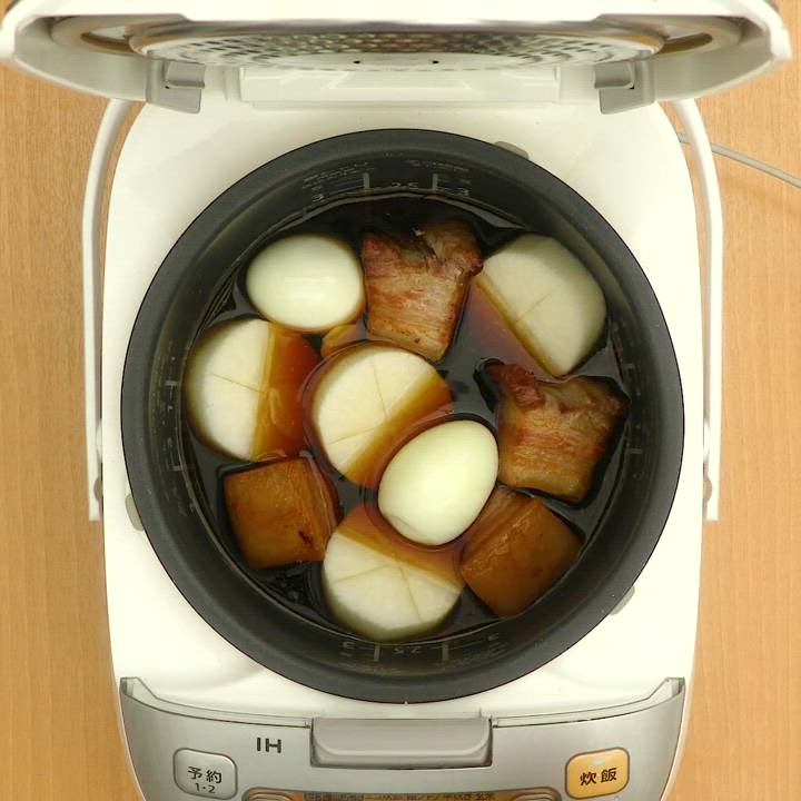 早速作ってみよう♪ディズニー動画 くまのプーさんデザインおむつケーキの作り方 が配信中VERY