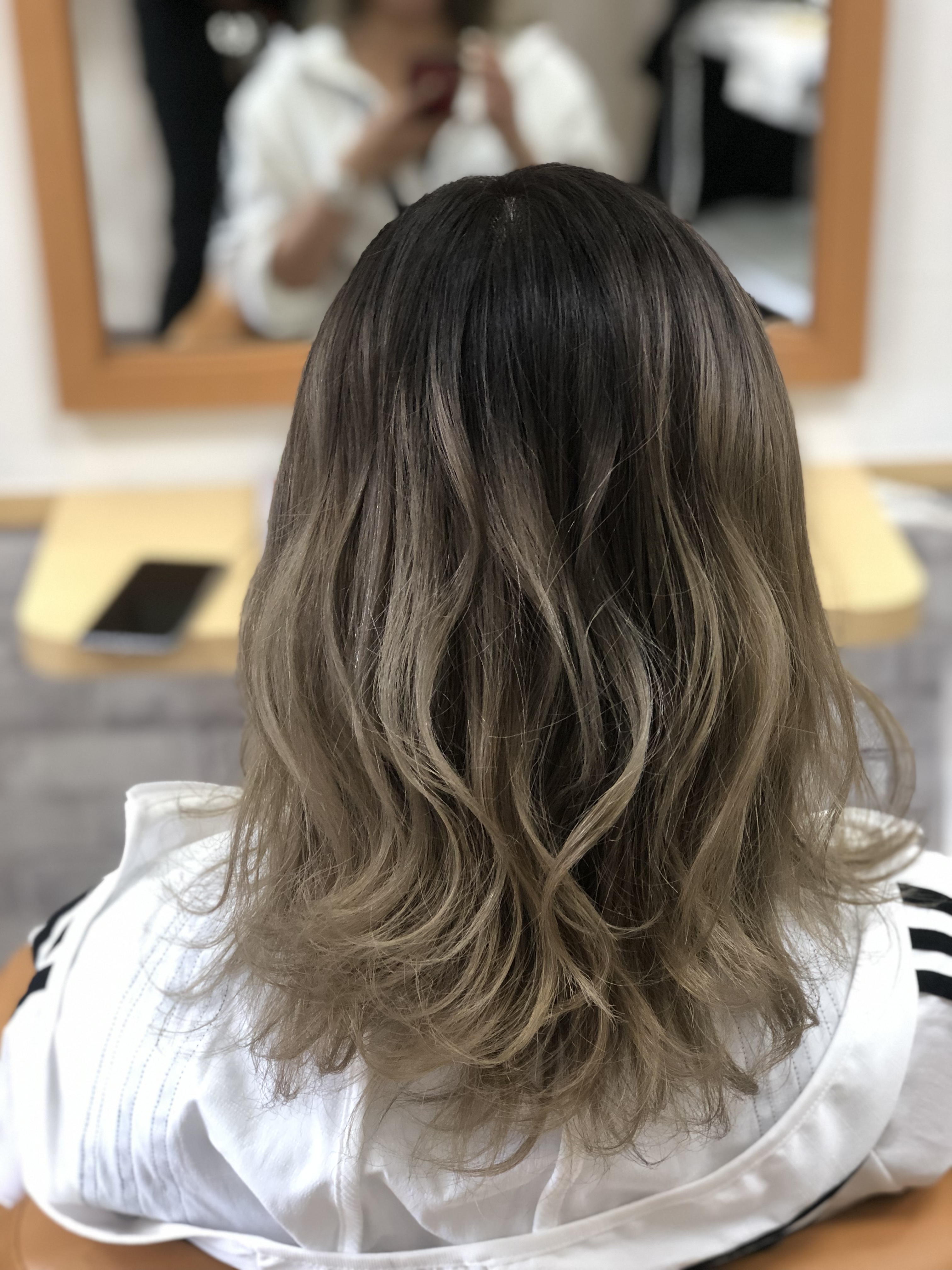 2024年は絶対コレ☆ 根元プリンが目立ちにくいバレイヤージュカラー。自然なグラデーションで髪を綺麗に！│美容室・美容院Lee リー