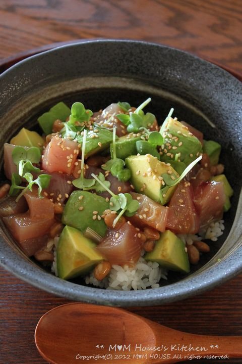 簡単 漬けマグロとアボカドの山かけ丼