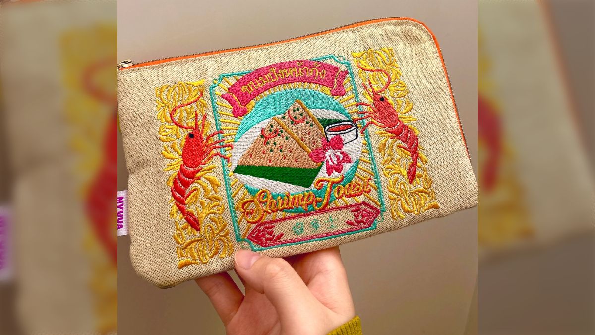 タイ料理のシュリンプトーストを 刺繍で表現したポーチ🦐 ありそうで他にない シュリンプトースト柄は、 POPUPでも一目惚れした♡とたくさんお声を頂いた人気デザインです🗒 パクチーのみじん切りまで表現し、 とっても再現性が高いデザイン✨ 不織布マスクが折らずに